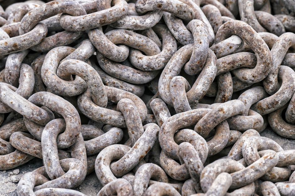 Pile of tangled metal chains